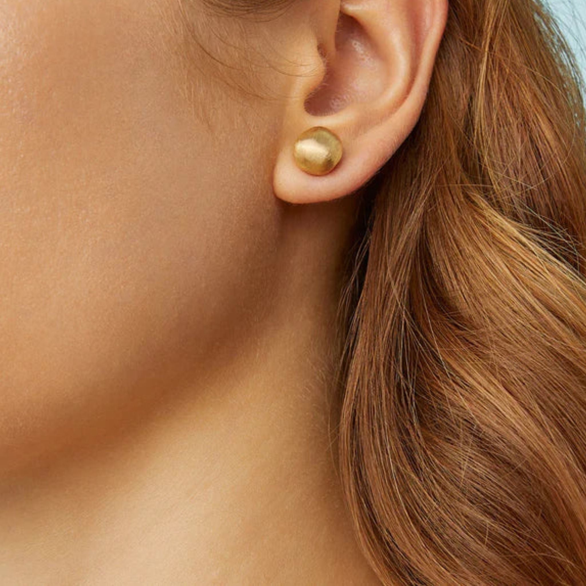 Africa Round Studs in Yellow Gold