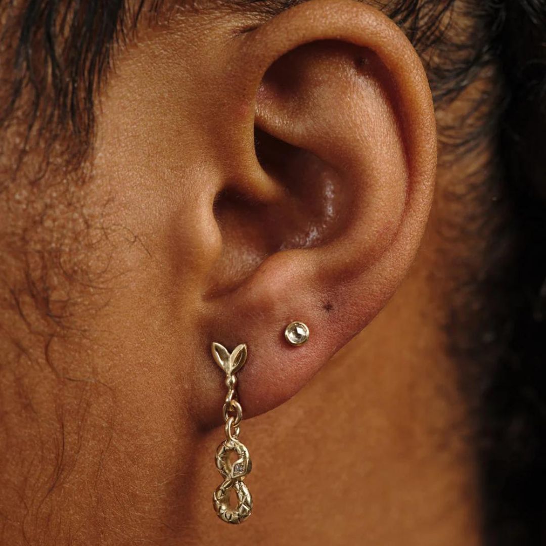 Dark Star Stud Earrings in Yellow Gold