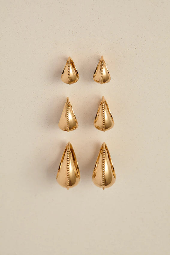 Large Dôme Milgrain Centered Huggies in Yellow Gold