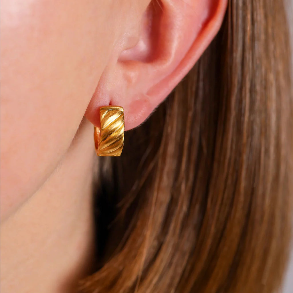 La Mer Wide Huggies in Yellow Gold