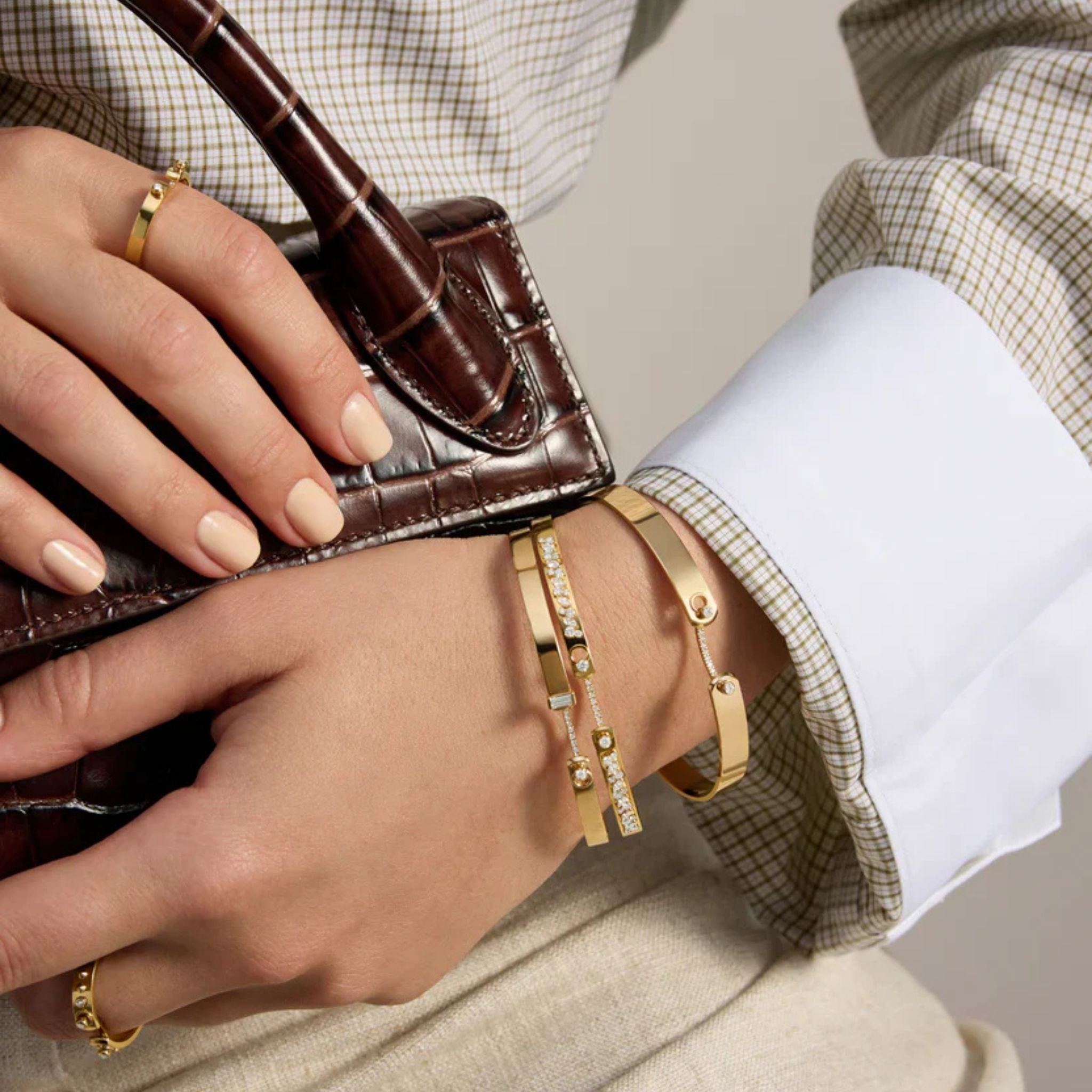 Business Meeting GM Mood Bangle in Yellow Gold
