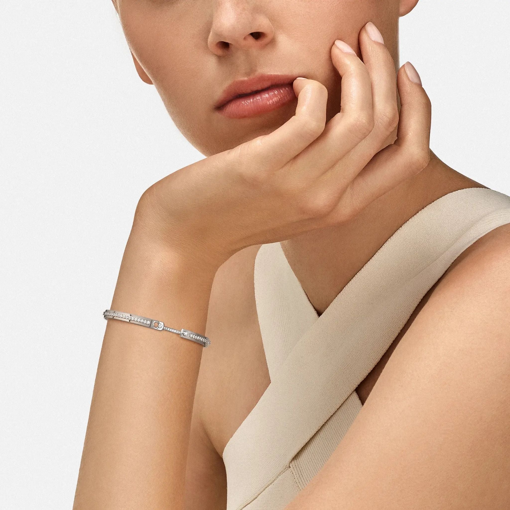 Tuxedo Mood Bangle in White Gold