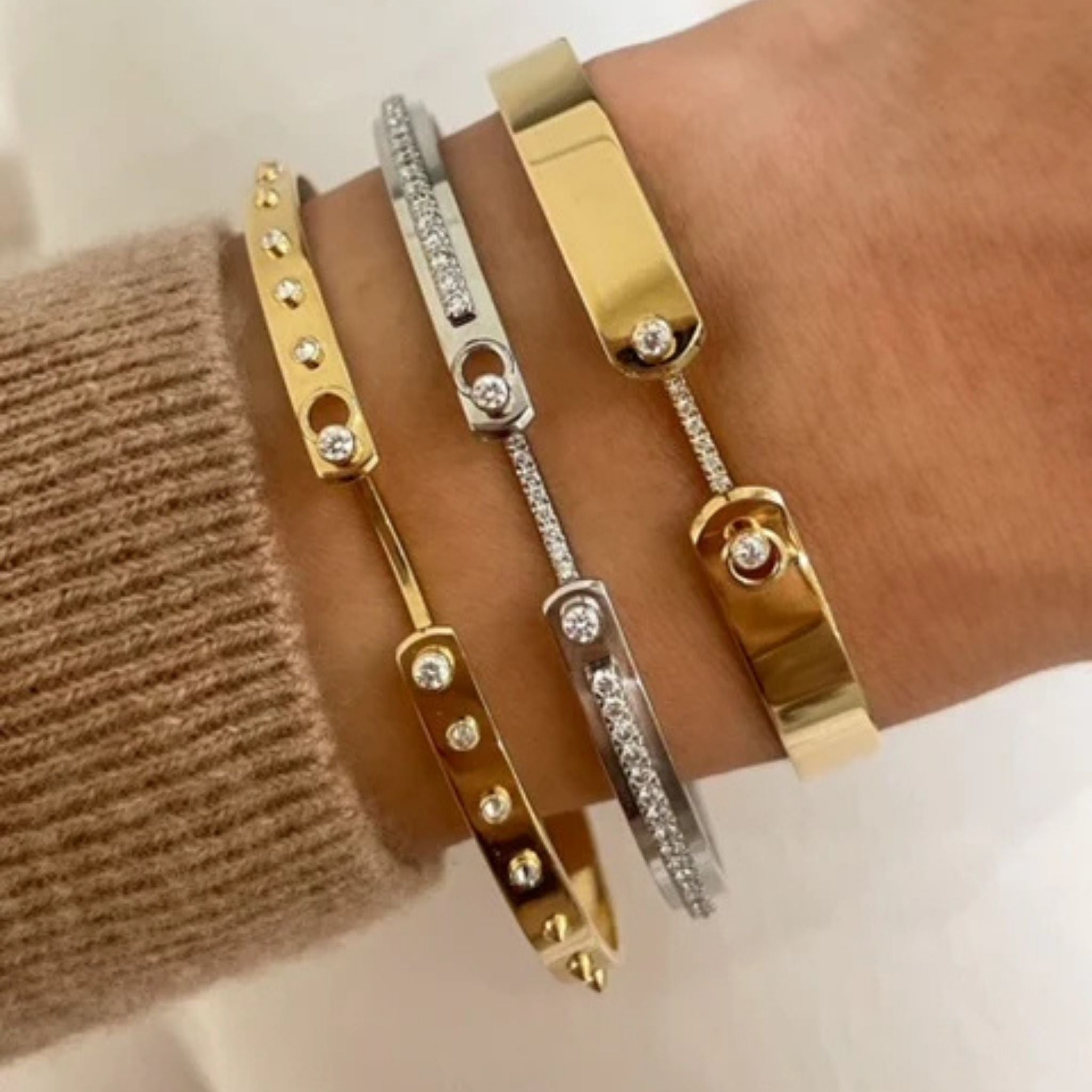 Tuxedo Mood Bangle in White Gold