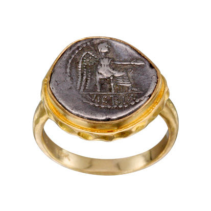 Victrix Ring in Yellow Gold