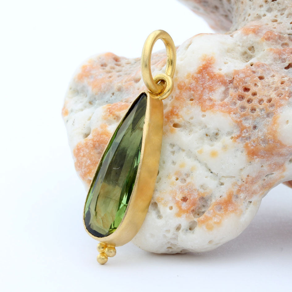 Pear-Shape Green Tourmaline Pendant in Yellow Gold