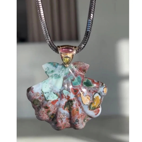 Extra Large Scallop Shell Pendant in Yellow Gold